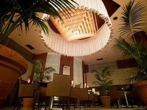 ◆珈琲美談◆1階のロビー喫茶は吹き抜けの天井が開放感あふれる空間。