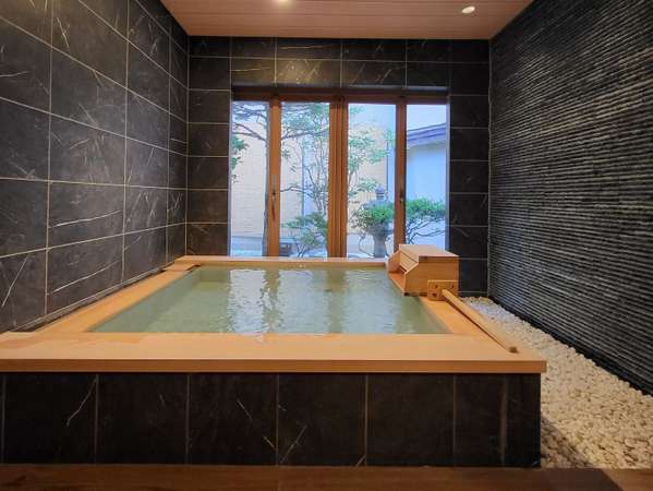 2021年に新設した自家源泉を使用した貸切風呂。箱庭を眺めながら、密を避けた湯浴みがお愉しみいただけます