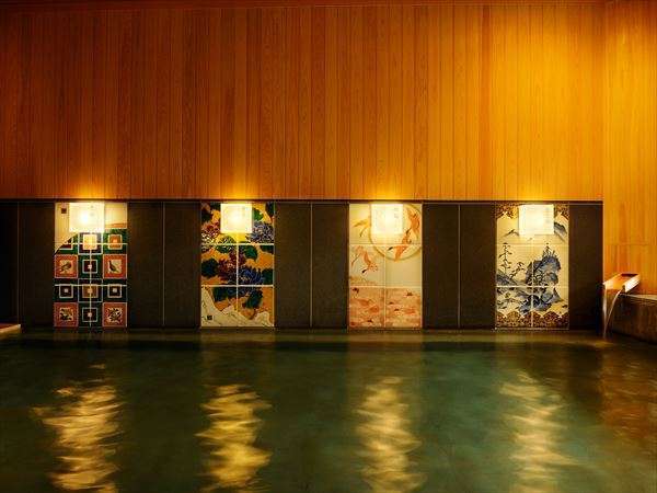 【大浴場】内風呂の壁面には伝統的な4つの様式で描いた九谷焼のアートパネルが組み込まれています