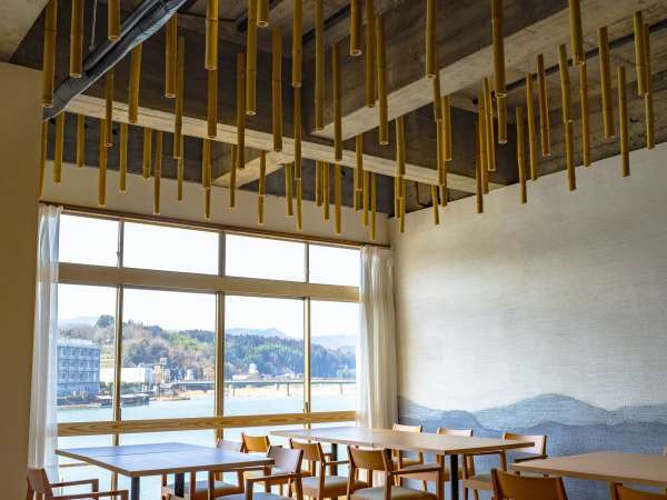 お食事処の中の１つ。２階にある竹水（ちくすい）。水郷日田の象徴、三隈川に面しています。