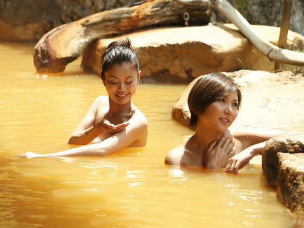温泉に含まれる鉄分が空気と触れると黄金色に。