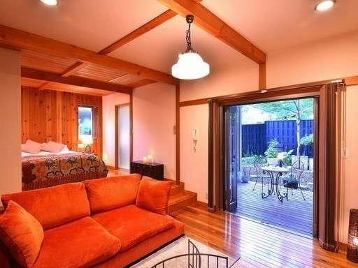 【華　～hana～】　　　憧れのステップフロアと木の温もり満載の洒落た客室