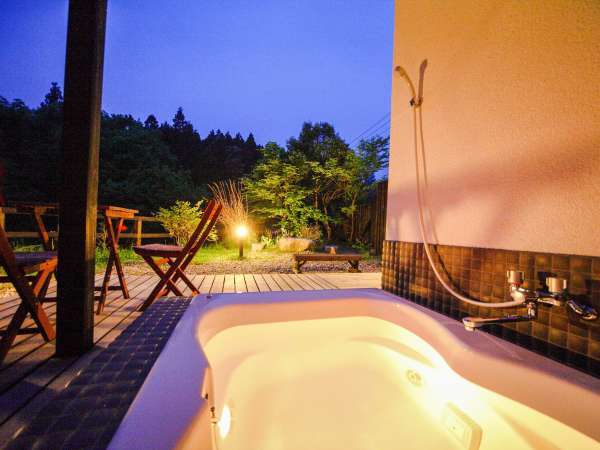 【特別室　蔵～kura～】夜はイルミネーションジャグジーで幻想的な入浴が叶う