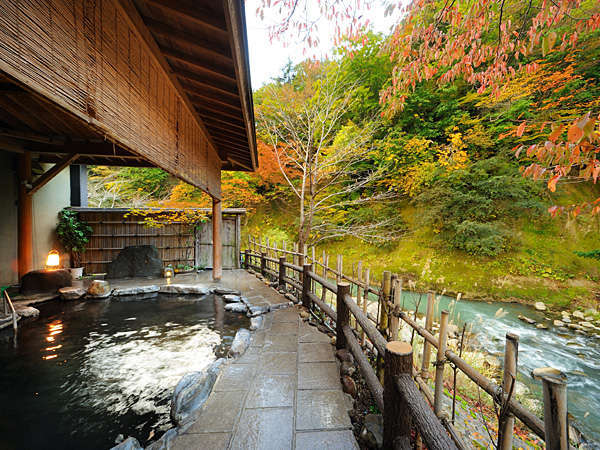 【女性専用露天風呂「せせらぎの湯」】渓流沿いの景色、秋は紅葉を愉しめます。