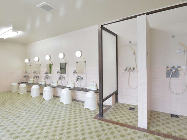 洗い場6箇所・シャワー2箇所・ボディーソープ・リンスインシャンプー・軽石・シャンプーブラシ