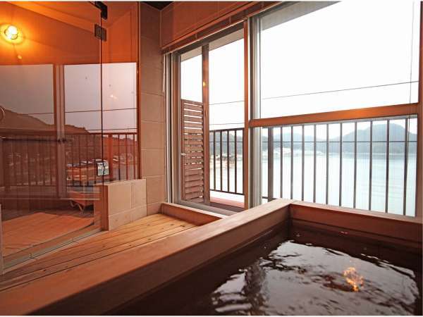 海の部屋・檜の展望風呂です