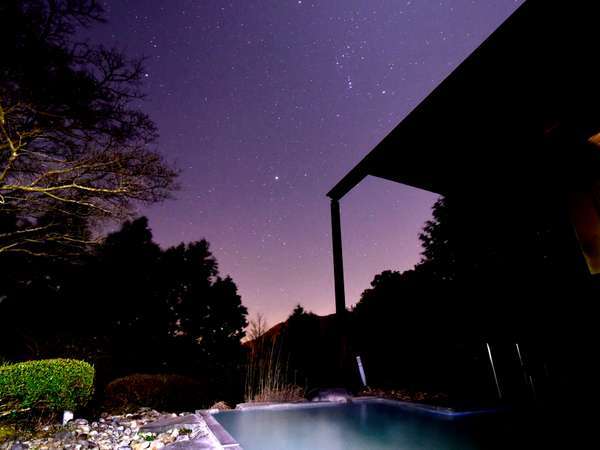 満天の星を眺めながら入る温泉はまた格別。