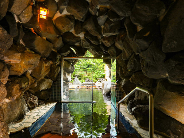 ・岩を組んだトンネルを抜けると露天風呂が広がります