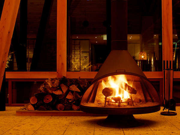 ロビーの暖炉。冬の時期には、暖かな炎がお迎えいたします。