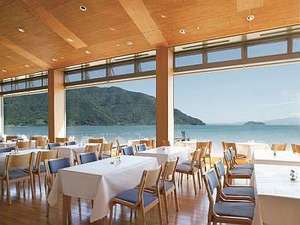 明るい日差しが差し込むレストラン「竹生」。琵琶湖が一望できます。