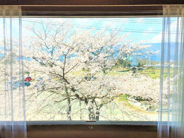 2階山側の部屋からの眺め　春には部屋から桜が見れます。