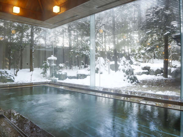 【冬】内湯から眺める日本庭園