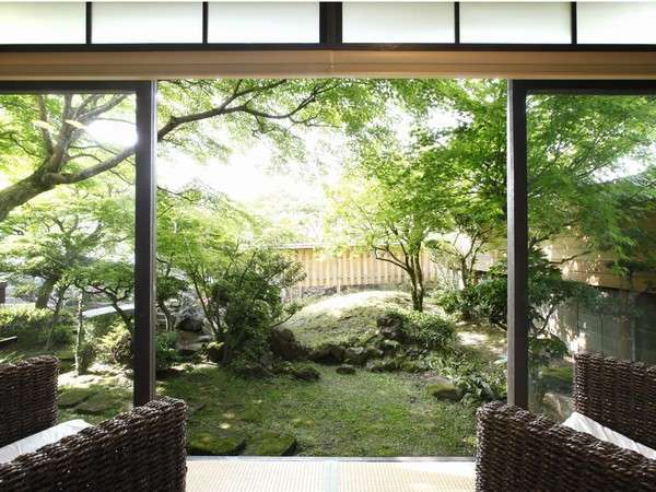 【露天付き客室】歴史ある庭園に面した寛ぎの空間です／例