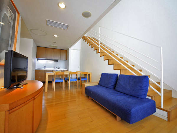 【メゾネットＡタイプ】階段を降りるとリビング・和室二間の広々とした空間が広がります。