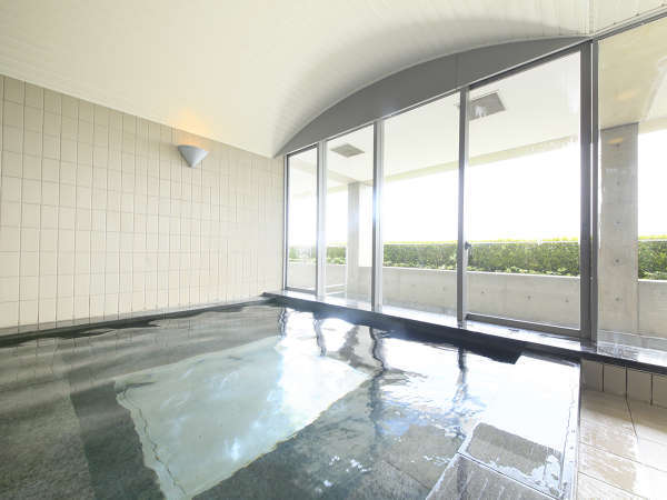 【大浴場】黒御影石を使用しモノトーンでまとめられたデザイン。※温泉ではございません。