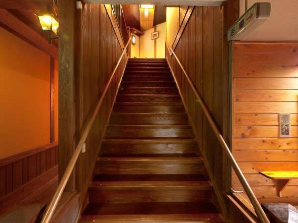 １階から２階へ　※当館はお風呂場に行く際も階段の利用が必要です。