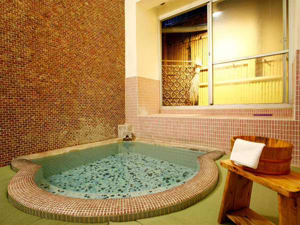 ・浴槽や壁は、昭和初期のレトロなタイルを使用
