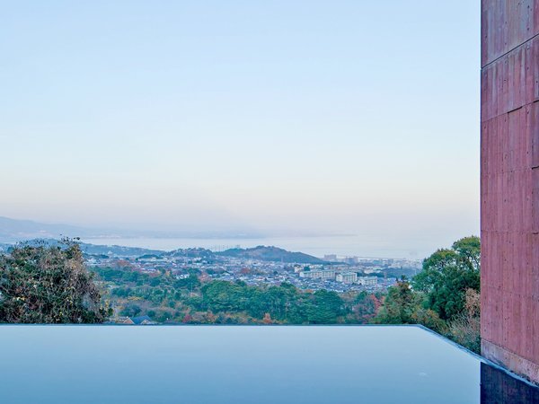 �y�{�݁z��ʃA�[�g�ɍʂ�ꂽ�A��������鐁�������̃��r�[�B