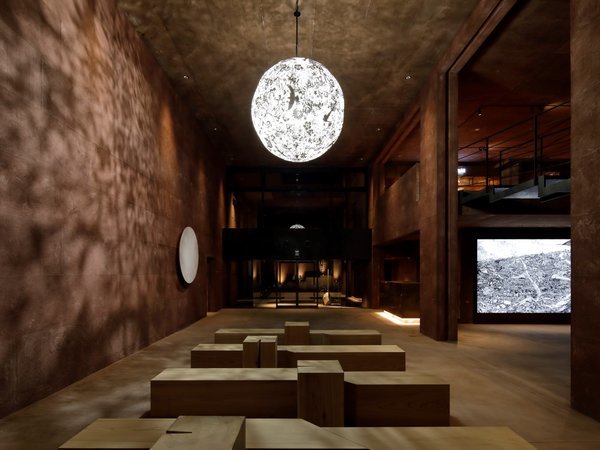 �y�{�݁z��ʃA�[�g�ɍʂ�ꂽ�A��������鐁�������̃��r�[�B