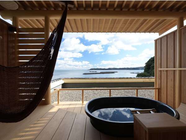 露天風呂付客室(201号室)オーシャンビューの露天風呂はハンモックも設置してあります。