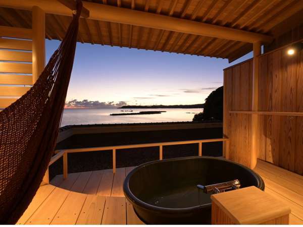 2021年12月新装オープンの露天風呂付客室(201)朝焼け、夕焼け、一刻一刻と変わる景色をお楽しみください。