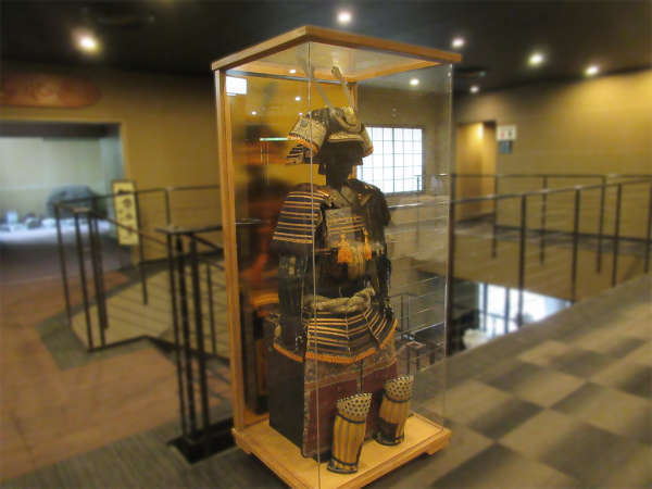 館内には菊池一族の鎧も展示しています(お手を触れないようお願いします)