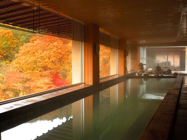 【辛夷館/大浴場】大浴場から眺めるパノラマの紅葉は圧巻!