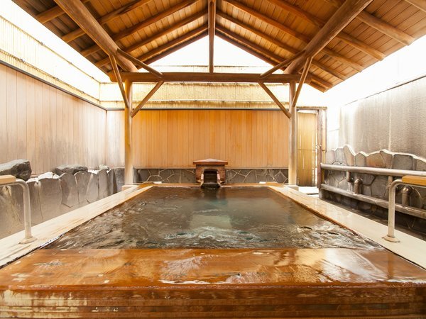 男性用大浴場『源蔵の湯』から続く露天風呂。心地よい風を感じながらお楽しみください