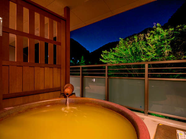 *【本館・金泉露天風呂・特別室】金泉露天風呂に浸かりながら有馬三山の１つの紅葉をお楽しみいただけます