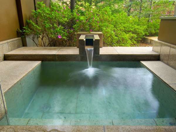 【テラス・露天風呂付き和室】美しい信州の緑をご覧になりながら、湯浴みをお楽しみいただけます。
