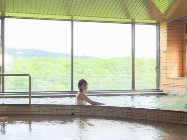 【展望風呂】緑豊かな景色を眺めながらゆったりとお寛ぎください。