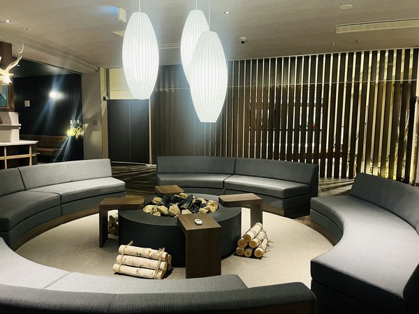 ���E���W