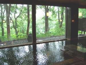 ぶなの原生林が見渡せ､浴槽には青森ひばを使用した大浴場です｡