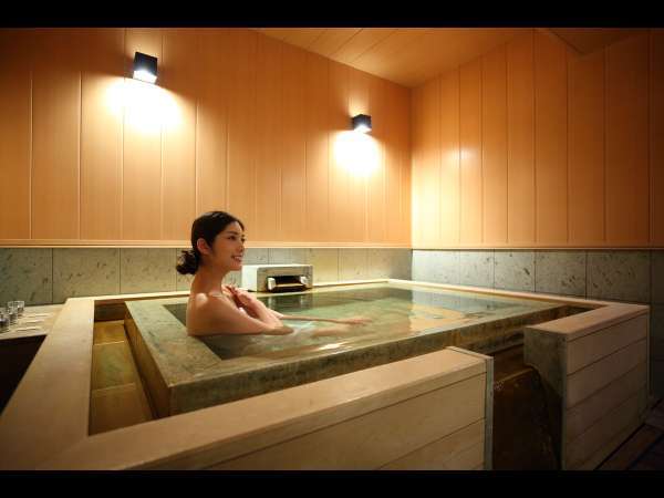 スパ・スイートルーム「菊万葉」専用の家族風呂は5.5畳と広々♪お好きなときにお楽しみいただけます。
