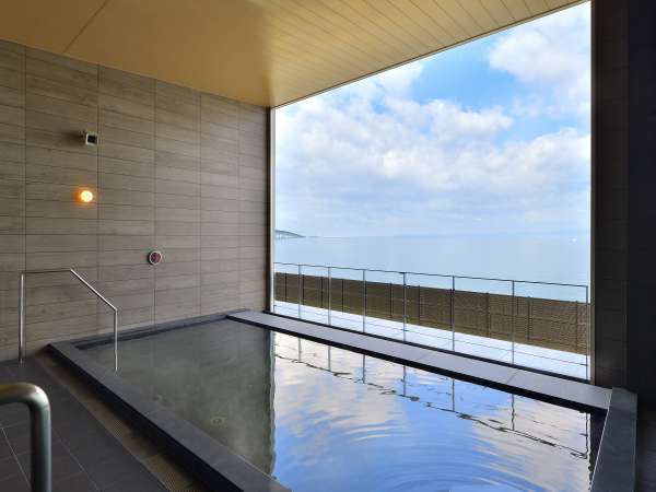【露天風呂】変なホテル初の天然温泉です。温泉からも海をご覧いただけます♪