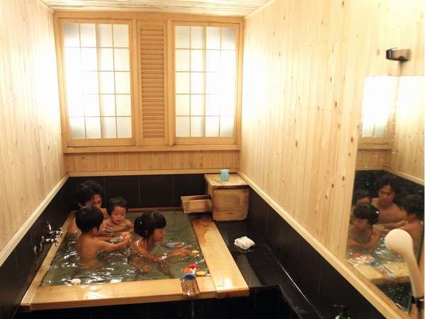 【貸切風呂】家族や大切な人との寛ぎの時間を。優しいお湯は赤ちゃん温泉デビューに最適。