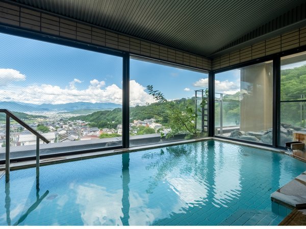 【絶景展望風呂】 上信越国立公園の山々を望む７階展望風呂