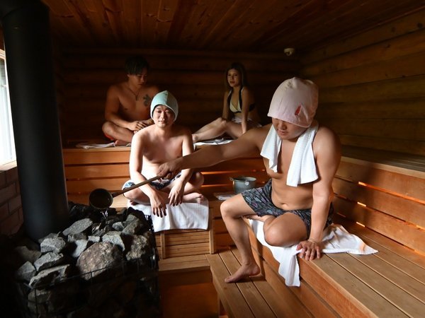 yyVI[lZCAzVRƎRɈ͂܂ꂽAEghATEiy߂h