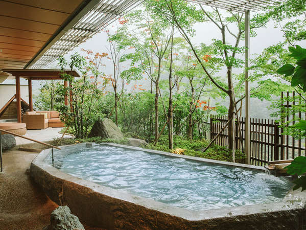大浴場「四季の湯」露天風呂。鬼怒川の四季を楽しみながら温泉をお楽しみください。