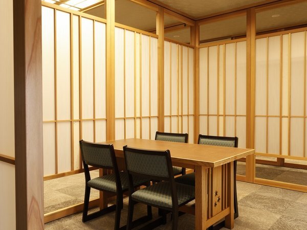 �y�����ȁz���[�H�͔����E���͌��ȂɂĂ��p��