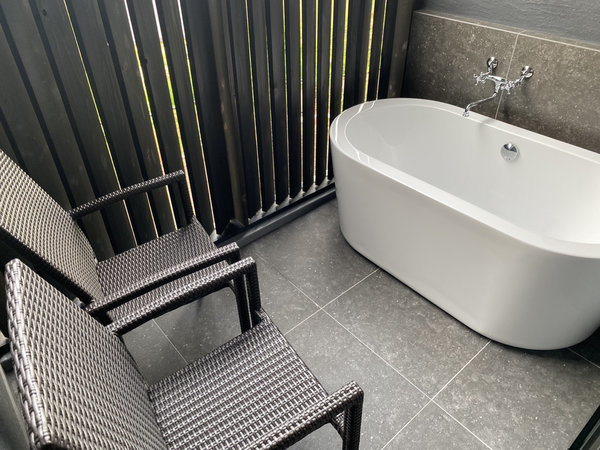 �m�T�E�i�n�[���R�n�̗Y��Ȍi�F��]�ރo���R�j�[�o�X