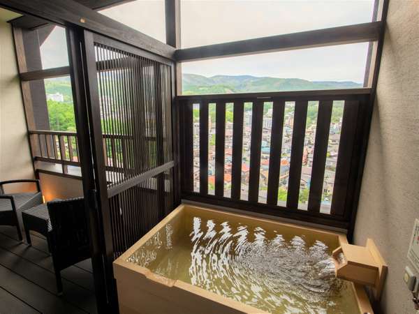 【客室】四季折々の景色を客室温泉露天風呂からお愉しみいただけます。