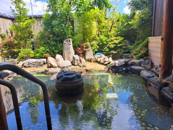 �y�l�≷�� ���Ɖ�(�ƂƂ�)�z�[�H�N�`�R�~4.6�I���Y��В��c�̓��قŁA�V�N�ȋ���ނ����\��