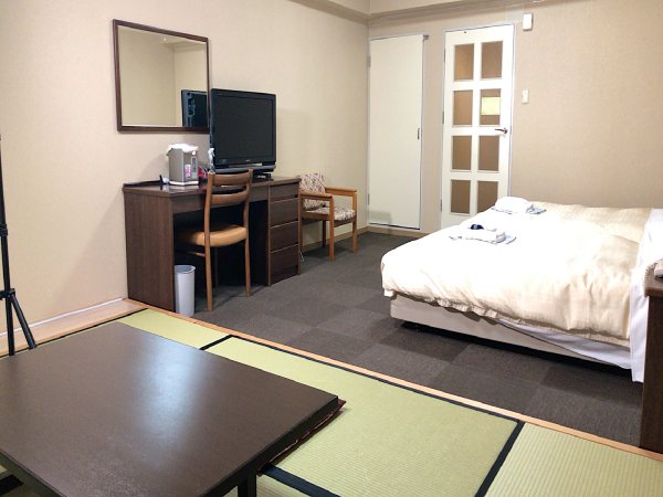 和洋室タイプの客室セミダブルベッドが２台と6畳のたたみスペースのお部屋