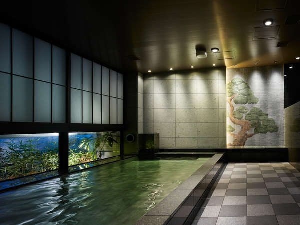 【大浴場　男性用】日本の伝統文化のモチーフでもある松や和傘がダイナミックに描かれています