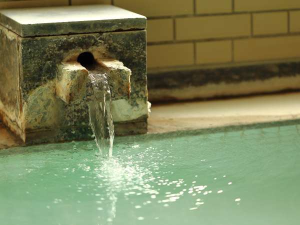 Hot Spring/温泉：100％源泉掛け流し温泉。熱めの湯と適温の湯とあり、身体を芯から温めてくれます。