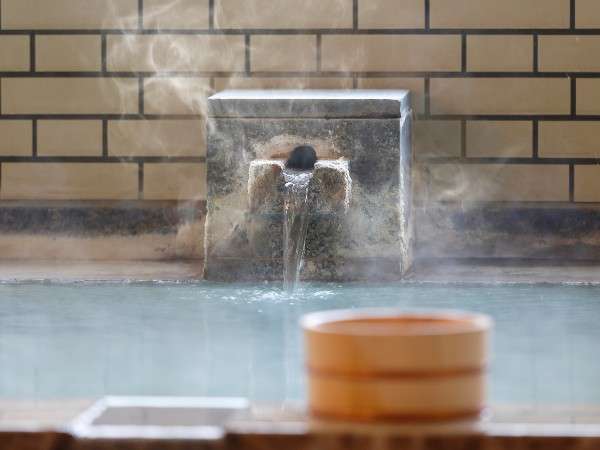 Hot Spring/温泉：惜しみなく溢れる源泉掛け流しのお風呂をごゆっくりとお楽しみください。