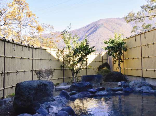 色付いた会津の山々を望める絶景露天風呂