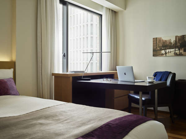 【モデレートダブル】22㎡の客室に幅140cmのベッドとワイドデスクを設置。ビジネス利用に最適なお部屋です