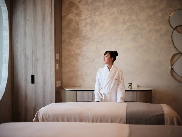 �x�m�X�s�[�h�E�F�C�z�e��, �A���o�E���h �R���N�V���� by Hyatt�F �É��Ȃ�ł͂̃g���[�g�����g�Ŏ����̂ЂƂƂ��� 